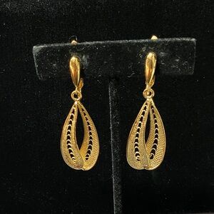 Trifari vintage gold tone dangling clip on earrings